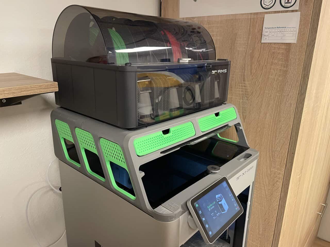 Bambulab X1C 3d-Drucker aufgestellt mit aufgebautem AMS