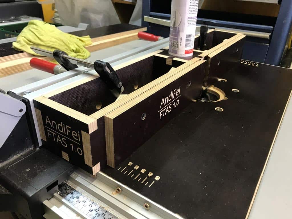 Fraesanschlag-auf-Bosch-GTS-mit-Einlegeplatte DIY Fräsanschlag für die Bosch GTS 10 XC | Bausatz mit CNC aus Siebdruckplatten erstellt