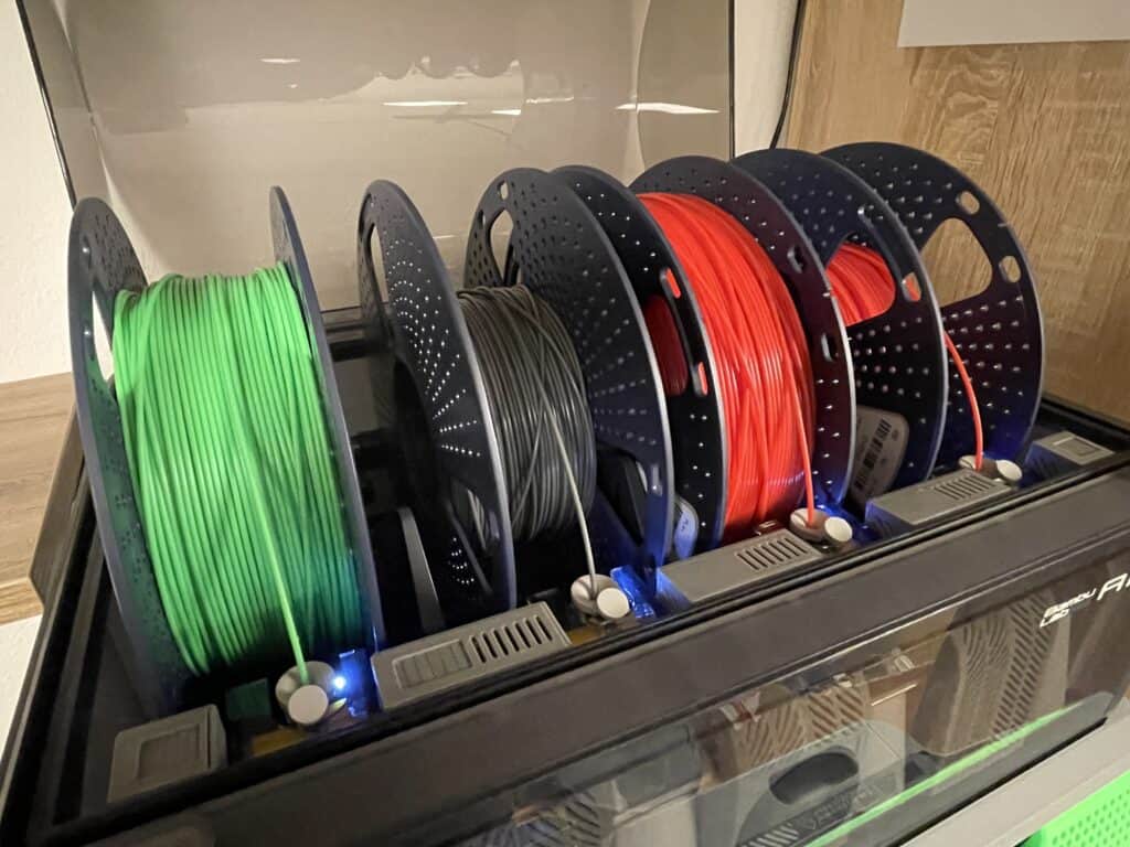 bambulab-ams-spulen-filament-fremdfilament-pla-petg-tpu-asa-1024x768 Bambu Lab X1 Carbon Test 2025 – Mein Erfahrungsbericht zum High Speed 3D-Drucker und dem AMS