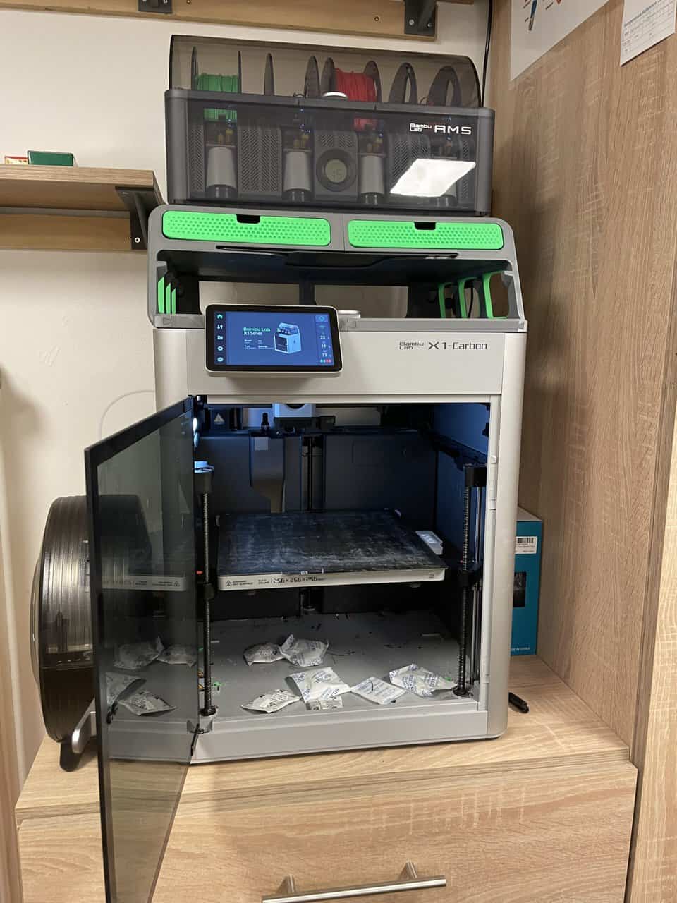 bambulab-x1c-ams-tuer-beizbed-scaled Bambu Lab X1 Carbon Test 2025 – Mein Erfahrungsbericht zum High Speed 3D-Drucker und dem AMS