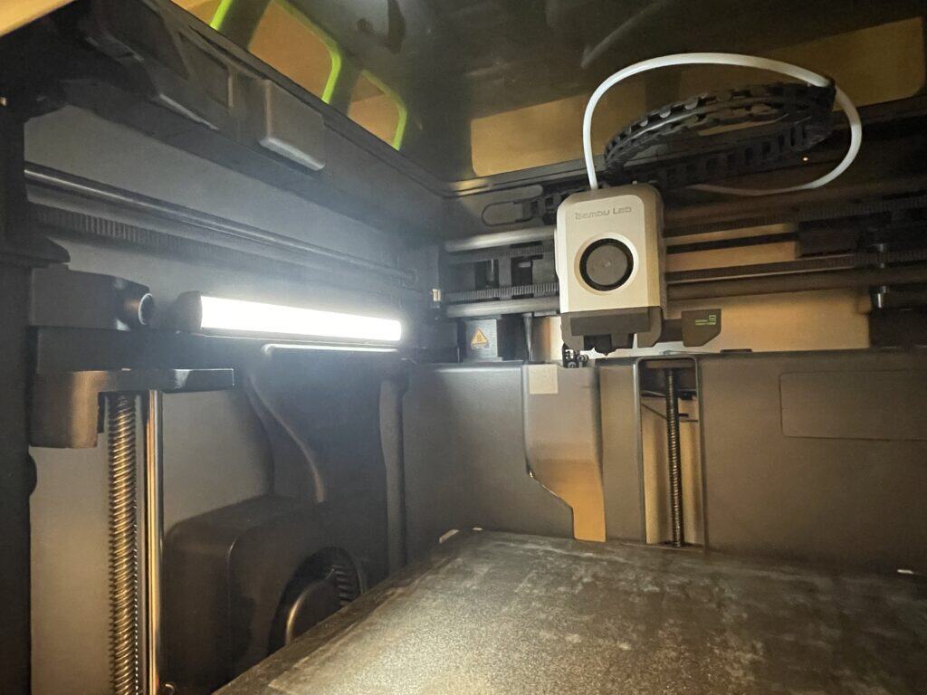 bambulab-x1c-licht-extruder-geblaese-linearwellen-1024x768 Bambu Lab X1 Carbon Test 2025 – Mein Erfahrungsbericht zum High Speed 3D-Drucker und dem AMS