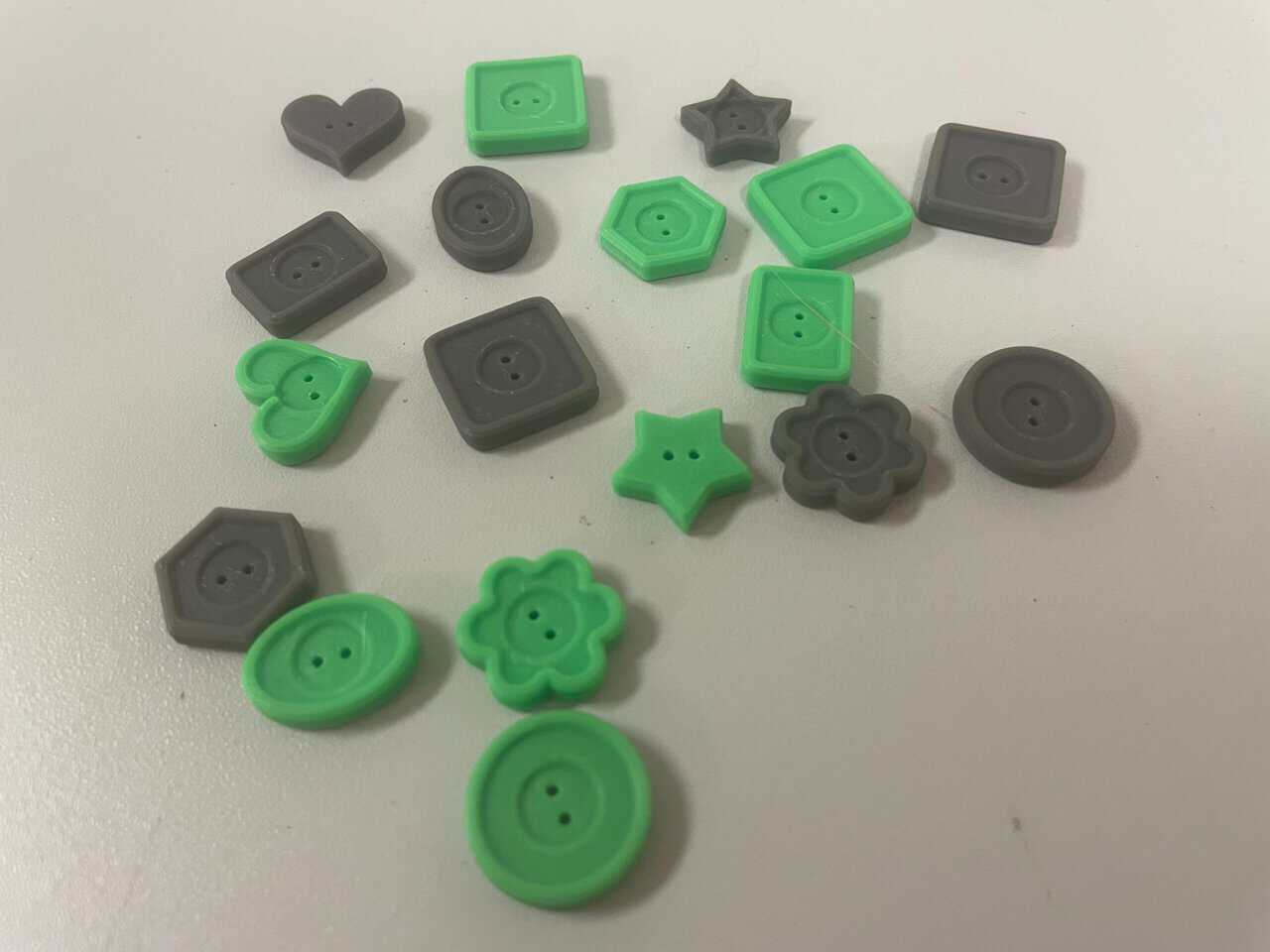 3d-gedruckte-knoepfe-formen-gruen-grau-scaled Knöpfe 3D drucken: der Knopfgenerator in OpenSCAD / MakerWorld – Formen, Anleitung & Praxistipps