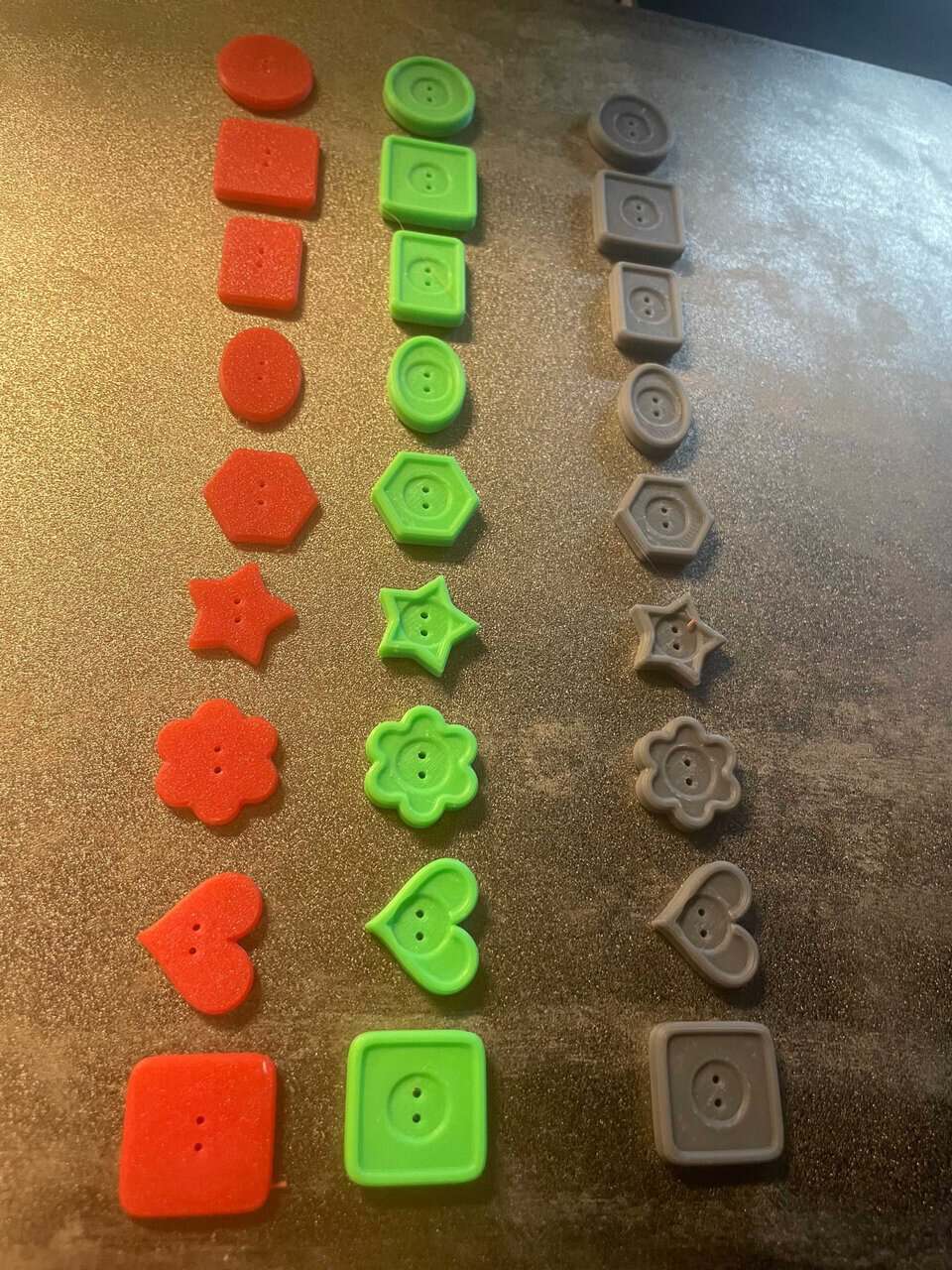 knoepfe-3d-drucken-formen-uebersicht-farben-scaled Knöpfe 3D drucken: der Knopfgenerator in OpenSCAD / MakerWorld – Formen, Anleitung & Praxistipps