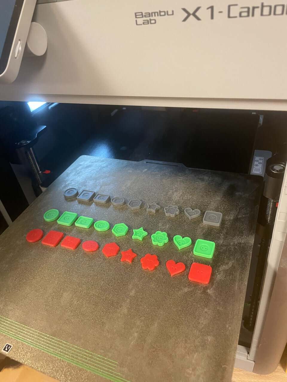 knoepfe-drucken-bambu-lab-x1-carbon-druckbett-scaled Knöpfe 3D drucken: der Knopfgenerator in OpenSCAD / MakerWorld – Formen, Anleitung & Praxistipps