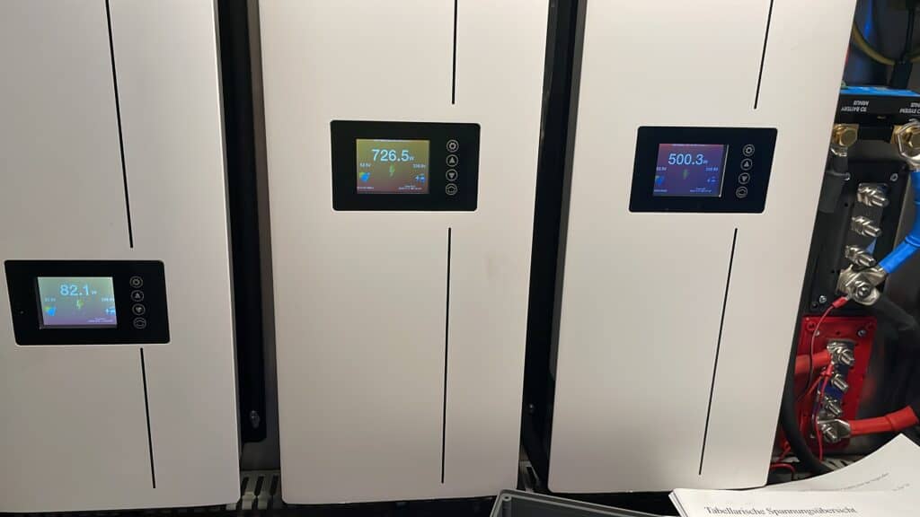 wechselrichter-displays-leistungswerte-1024x576 JK BMS einstellen für LiFePO4 (16S) – meine Werte