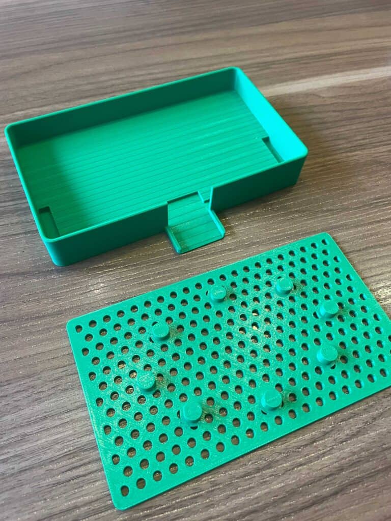 schwammhalter-3d-druck-lochplatte-einsatz-768x1024 Seifenschale selbst drucken: der Generator für Bad, Dusche und Spüle
