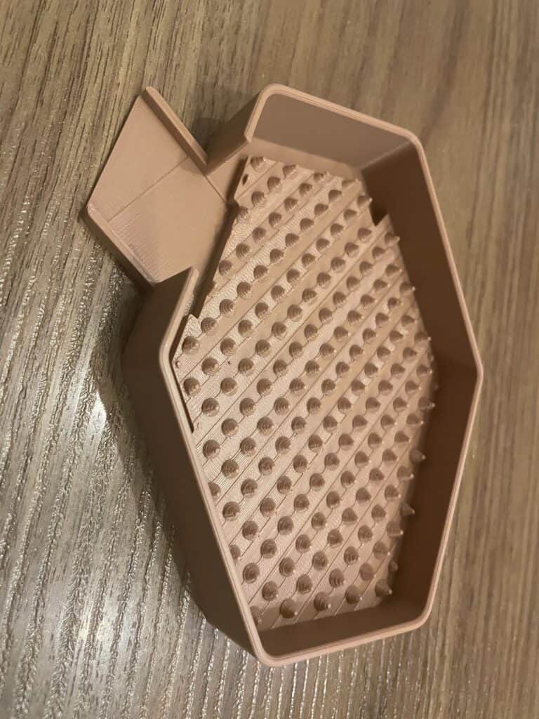 seifenschale-3d-druck-sechseck-noppen-einlage-768x1024 Seifenschale selbst drucken: der Generator für Bad, Dusche und Spüle
