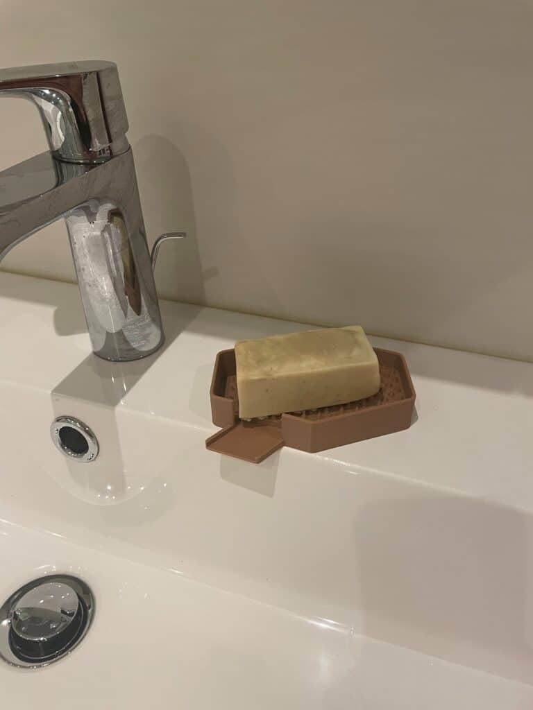 seifenschale-3d-druck-waschbecken-auslauf-768x1024 Seifenschale selbst drucken: der Generator für Bad, Dusche und Spüle